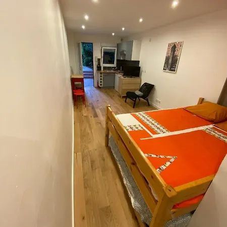 Paris Eiffel Tower Et Apartments, Parkings Gratuits Et Securises, 10 Minutes Metro To Paris Apartamento
