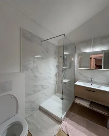 Paris Eiffel Tower Et Apartments, Parkings Gratuits Et Securises, 10 Minutes Metro To Paris