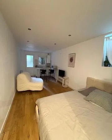 Paris Eiffel Tower Et Apartments, Parkings Gratuits Et Securises, 10 Minutes Metro To Paris *