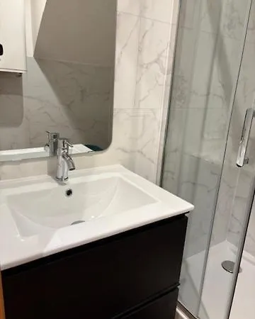 Apartment Paris Eiffel Tower Et Apartments, Parkings Gratuits Et Securises, 10 Minutes Metro To Paris Nogent-sur-Marne