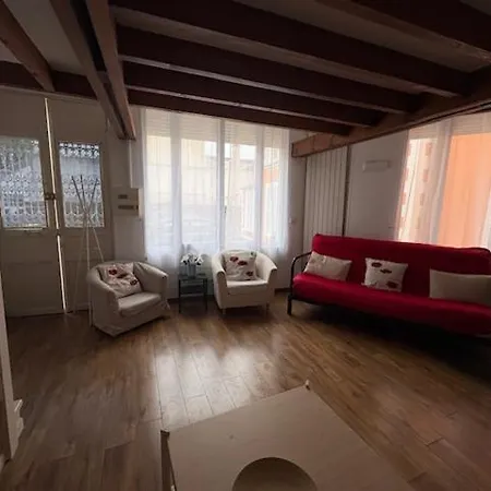 Paris Eiffel Tower Et Apartments, Parkings Gratuits Et Securises, 10 Minutes Metro To Paris *