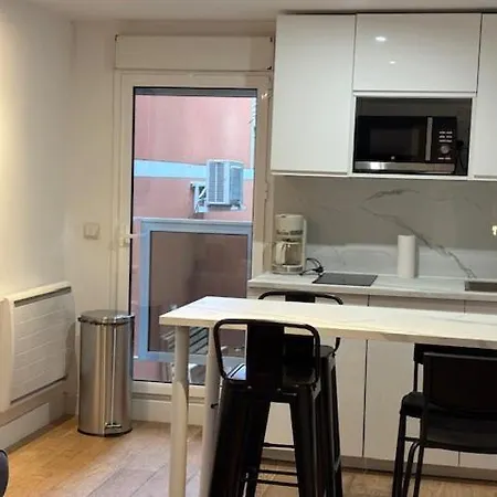 Apartment Paris Eiffel Tower Et Apartments, Parkings Gratuits Et Securises, 10 Minutes Metro To Paris Nogent-sur-Marne