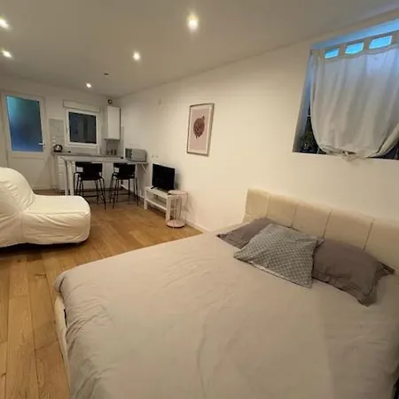 Paris Eiffel Tower Et Apartments, Parkings Gratuits Et Securises, 10 Minutes Metro To Paris Apartment *