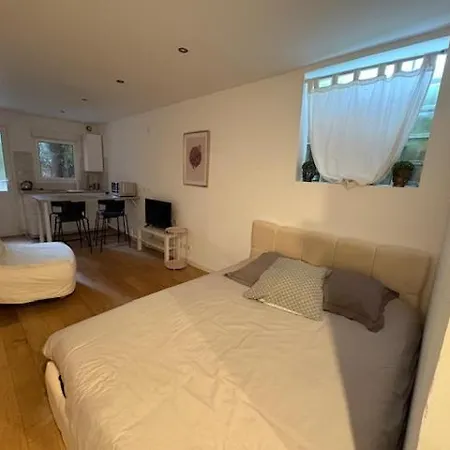 Paris Eiffel Tower Et Apartments, Parkings Gratuits Et Securises, 10 Minutes Metro To Paris *