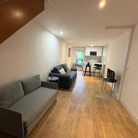 Apartmán Paris Eiffel Tower Et Apartments, Parkings Gratuits Et Securises, 10 Minutes Metro To Paris Nogent-sur-Seine